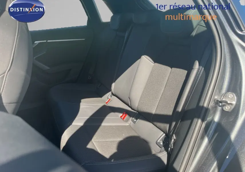 Vue intérieure sur la banquette arrière côté droit de l’Audi A3 Sportback gris Daytona, avec sellerie tissu noire.