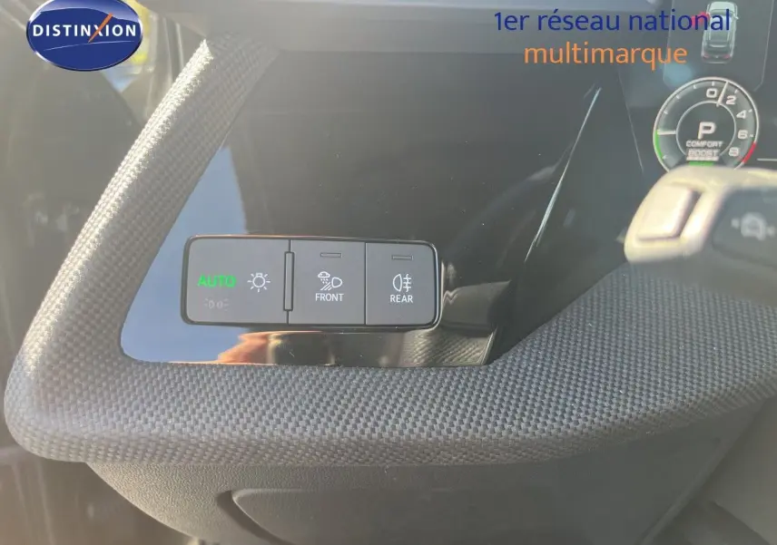 Vue rapprochée du panneau de commande des feux sur le côté gauche intérieur d’un Audi A3 Sportback gris Daytona Metal 2025.