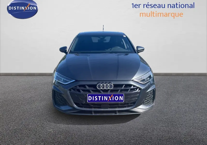 Vue frontale d'une Audi A3 Sportback 40 TFSIe S-Line gris Daytona métallisé avec calandre large et phares LED fins.