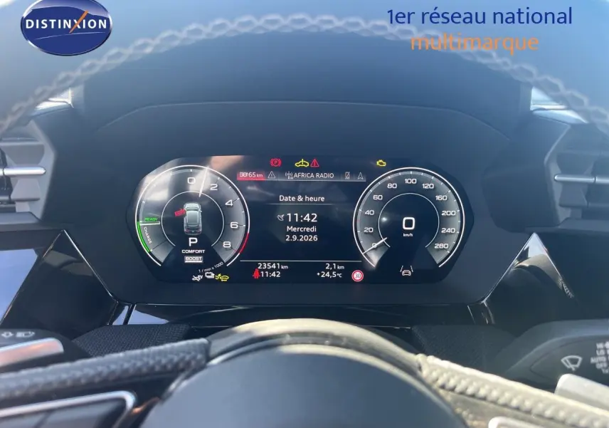 Vue du tableau de bord numérique de l'Audi A3 Sportback 40 TFSIe S-Line 2025, affichage moderne et clair.