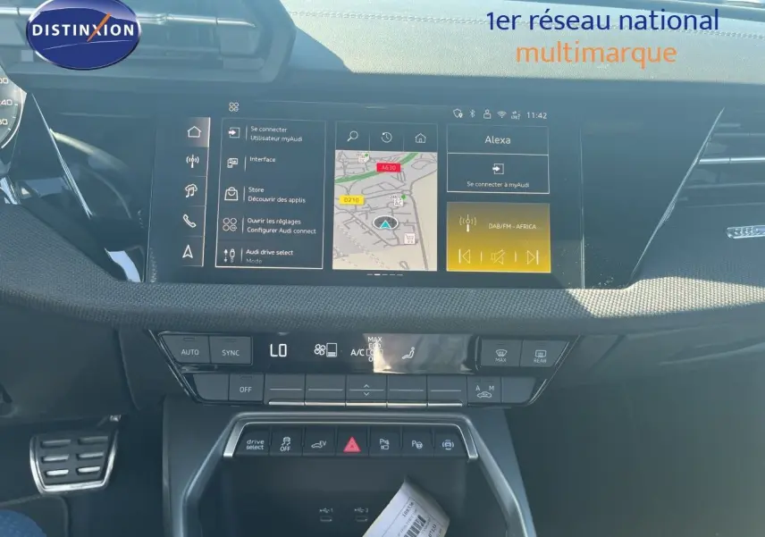 Vue rapprochée de l’écran tactile et console centrale de l’Audi A3 Sportback 2025, finition S-Line, intérieur noir moderne.