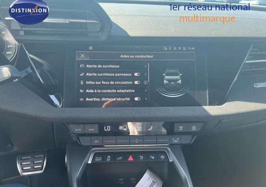 Vue intérieure du tableau de bord de l'Audi A3 Sportback 40 TFSIe S-Line 2025, avec écran tactile affichant les aides à la conduite.