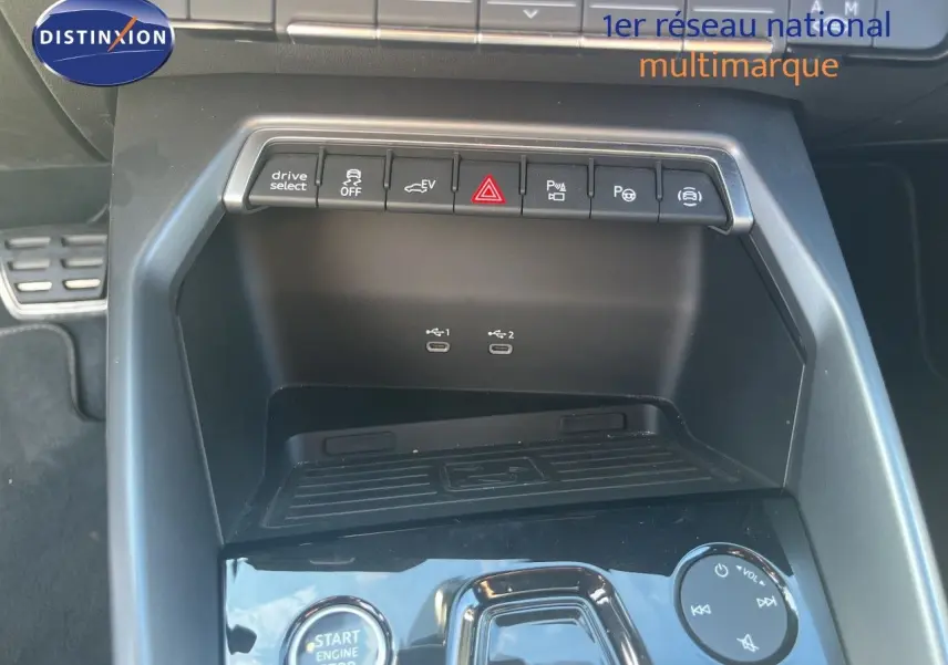 Vue rapprochée de la console centrale de l’Audi A3 Sportback 2025, avec boutons de contrôle et ports USB visibles.