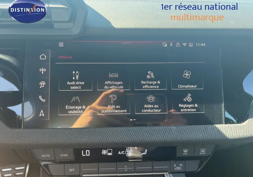 Écran tactile intérieur de l’Audi A3 Sportback gris Daytona, affichant les réglages du véhicule en vue frontale.