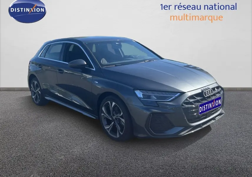 Audi A3 Sportback gris Daytona en 3/4 avant droit, avec jantes alliage et calandre S-Line distinctive.