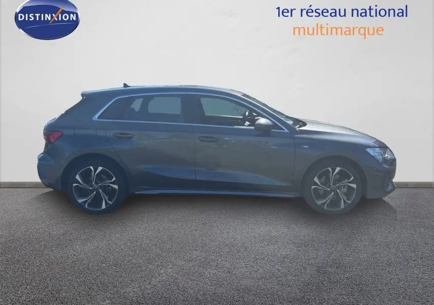 Audi A3 Sportback gris Daytona métal vue de profil côté gauche, avec jantes alliage et finition S-Line visible.