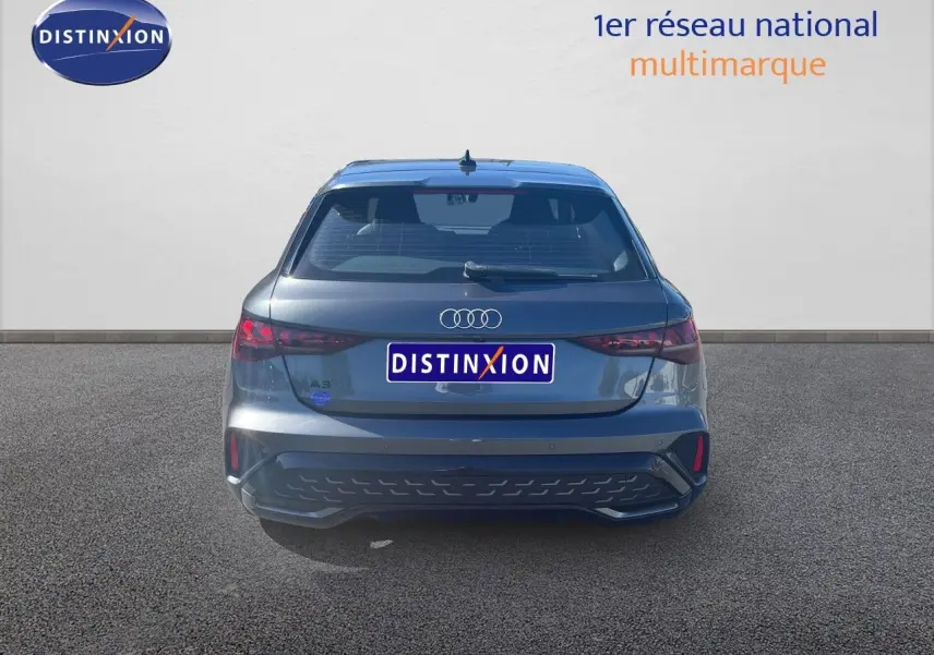Vue arrière d'une Audi A3 Sportback 40 TFSIe gris Daytona, avec feux LED et logo distinctif au centre du hayon.