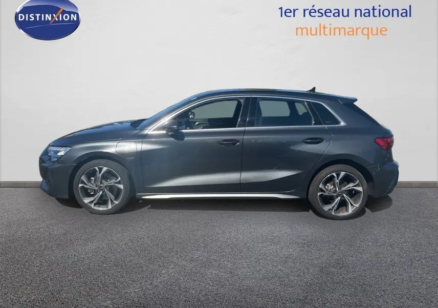 Profil latéral droit d'une Audi A3 Sportback 40 TFSIe S-Line gris Daytona métallisé avec jantes alliage et prise de recharge visible.