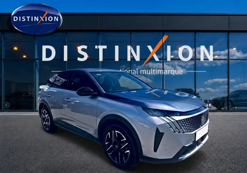 Peugeot 3008 gris en 3/4 avant droit, avec calandre distinctive et jantes alliage noires.