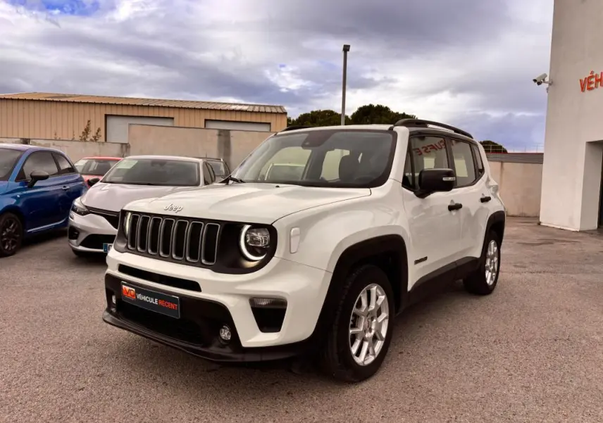 Jeep Renegade blanc vue 3/4 avant droit, calandre noire distinctive et jantes argentées, modèle 2024 e-Hybrid Altitude.