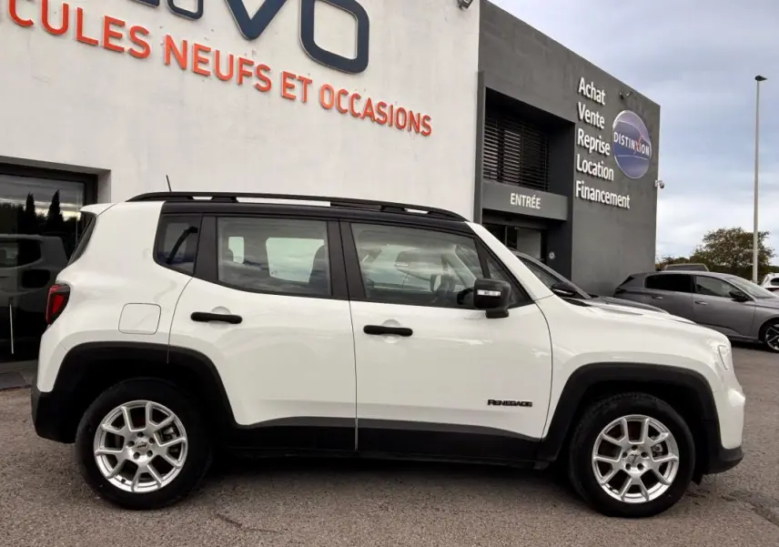 Jeep Renegade blanc vu de profil côté gauche, avec jantes alliage et détails noirs contrastants.