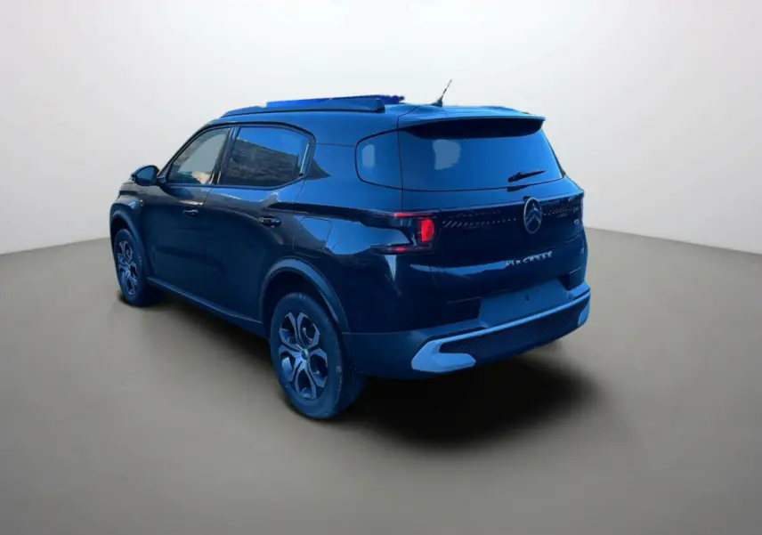 Vue 3/4 arrière gauche d'un Citroën C3 Aircross noir perla nera avec feux arrière LED et jantes alliage distinctives.