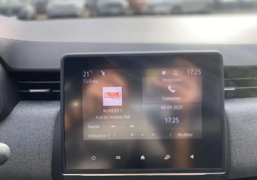 Écran tactile central Easy Link 7 pouces de la Renault Clio Gris Rafale, affichant radio et téléphone connecté.