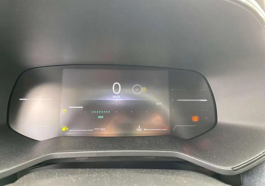 Tableau de bord numérique de la Renault Clio Evolution 2025 affichant la vitesse à 0 km/h et indicateurs d'alerte allumés.