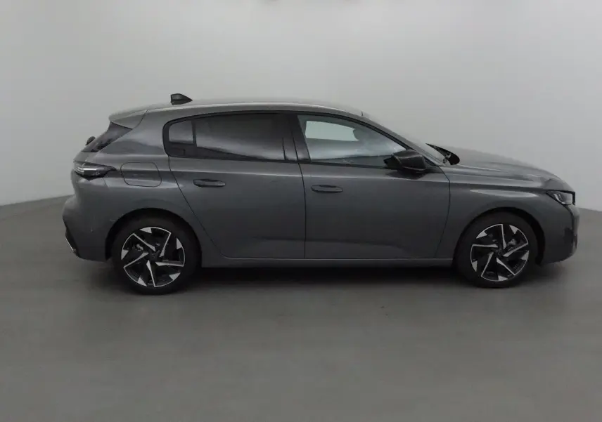 Profil côté gauche d'une Peugeot 308 gris Sellenium 2025, avec jantes alliage et lignes modernes épurées.