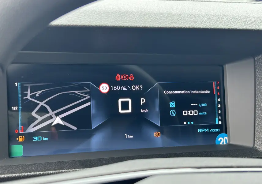Tableau de bord numérique du Citroën Jumpy 2025 affichant la navigation, vitesse à 0 km/h et consommation instantanée.