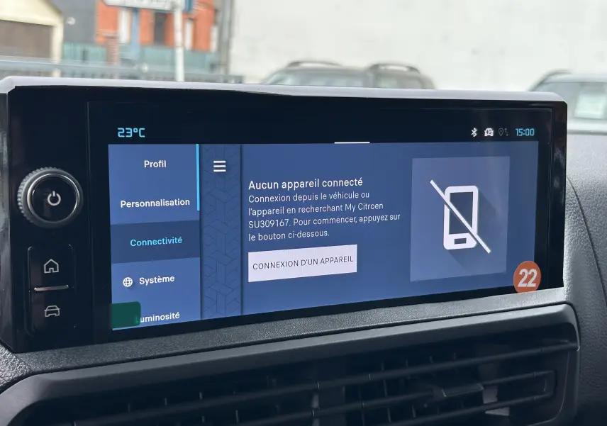 Écran tactile central du tableau de bord du Citroën Jumpy 2025 affichant le menu connectivité sans appareil connecté.