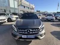 Vue avant d'un Mercedes GLA 200 Fascination gris foncé métal 2019 avec calandre chromée et logo étoile visible.