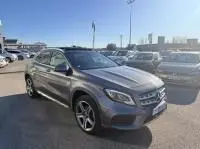 Mercedes GLA 200 Fascination gris foncé métal, vue 3/4 avant droit, stationnée en extérieur par temps ensoleillé.