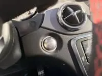Gros plan sur le bouton de démarrage et la sortie d’air ronde du tableau de bord d’une Mercedes GLA 200 Fascination 2019.