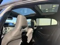 Vue intérieure du Mercedes GLA 200 Fascination 2019, montrant les sièges avant en cuir et le toit panoramique ouvert.