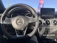 Vue intérieure du poste de conduite d'une Mercedes GLA 200 Fascination 2019, volant multifonction et écran central visible.