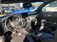 Vue intérieure du Mercedes GLA 200 Fascination 2019, gris foncé métal, montrant le tableau de bord et le volant à gauche.