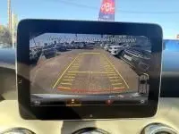 Écran de caméra de recul montrant l’arrière d’un Mercedes GLA 200 Fascination gris foncé métal en stationnement.
