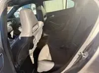 Vue intérieure arrière droite d'un Mercedes GLA 200 Fascination 2019, sièges en cuir clair et tableau de bord partiellement visible.