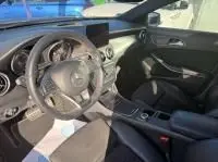 Intérieur de la Mercedes GLA 200 Fascination 2019, vue côté conducteur, volant cuir, tableau de bord et console centrale visibles.