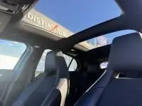 Vue intérieure du toit ouvrant panoramique et des sièges en cuir d'une Mercedes GLA 200 Fascination gris foncé de 2019.