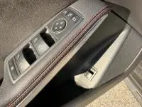 Gros plan sur la commande des vitres et rétroviseurs côté conducteur d'une Mercedes GLA 200 Fascination gris foncé métal 2019.