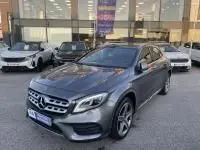 Vue 3/4 avant d'une Mercedes GLA 200 Fascination gris foncé métal de 2019, avec calandre distinctive et jantes alliage.