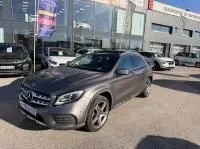 Mercedes GLA 200 Fascination gris foncé métal, vue 3/4 avant droit, garée devant un concessionnaire en extérieur.