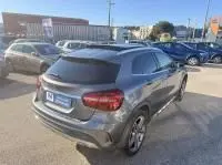 Vue 3/4 arrière d'une Mercedes GLA 200 Fascination gris foncé métal, avec feux arrière LED et toit panoramique visible.