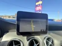 Écran central du tableau de bord d'une Mercedes GLA 200 Fascination 2019, affichant la caméra de recul en gris foncé métallisé.