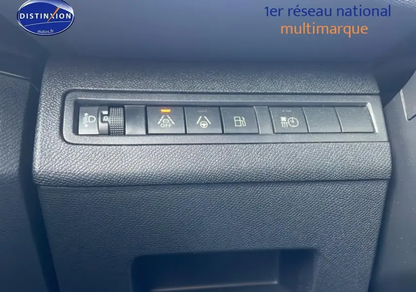 Tableau de bord avec rangée de boutons de contrôle dans un Peugeot 3008 Plug-in hybrid 2024, vue intérieure rapprochée.