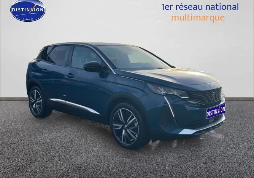 Peugeot 3008 bleu en 3/4 avant droit, avec calandre noire et jantes alliage distinctives.