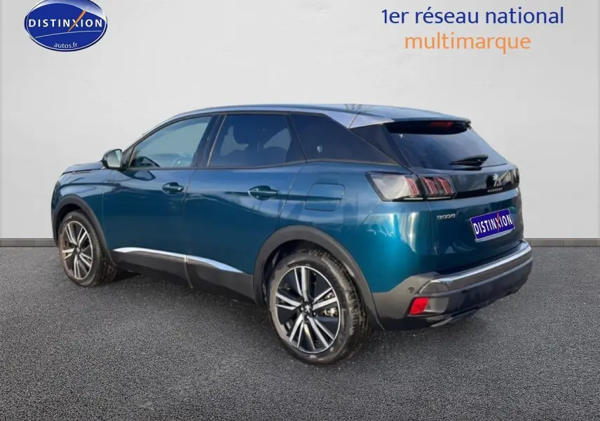 Vue 3/4 arrière droite d’un Peugeot 3008 bleu 2024 avec jantes alliage et feux arrière LED distinctifs.