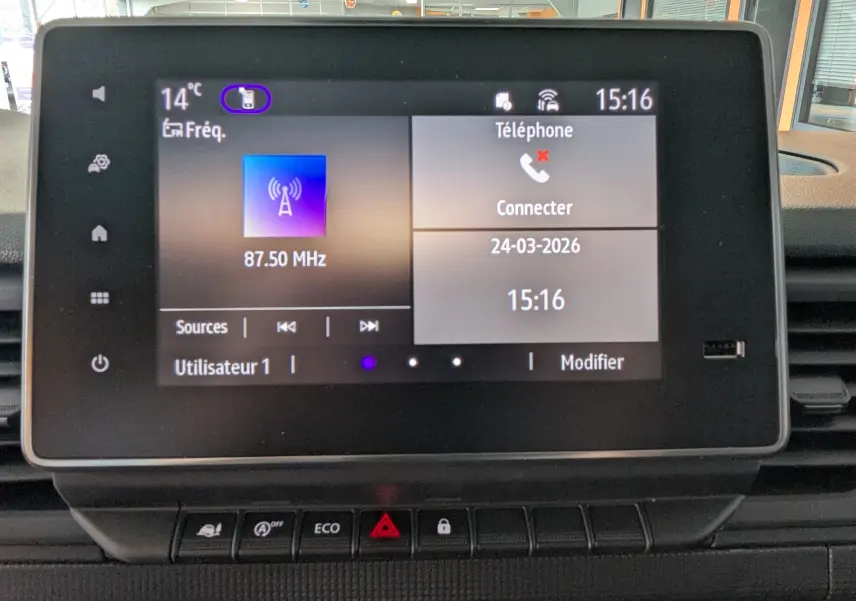 Écran tactile central du Renault Trafic cabine approfondie 2025 affichant radio et connexion téléphone, vue frontale intérieure.