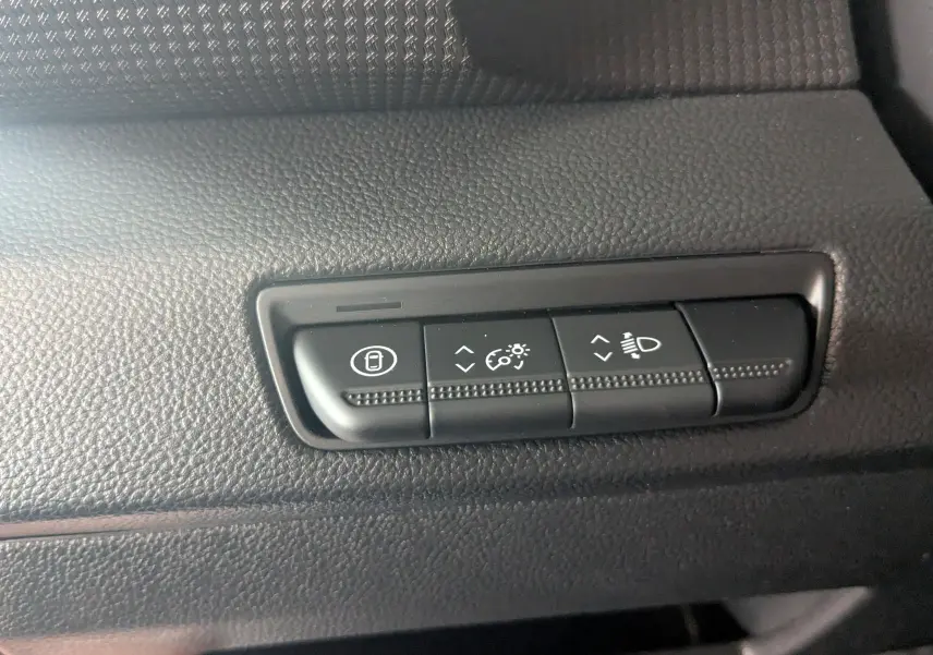 Gros plan sur les boutons de réglage d’éclairage et verrouillage intérieur du Renault Trafic Cabine Approfondie gris comète.