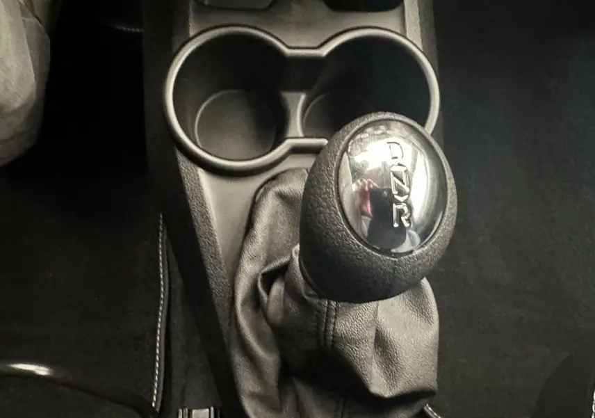 Le levier de vitesses automatique noir de l'AIXAM AMBITION 0.5 CROSSOVER PREMIUM 2026, vue intérieure centrée.