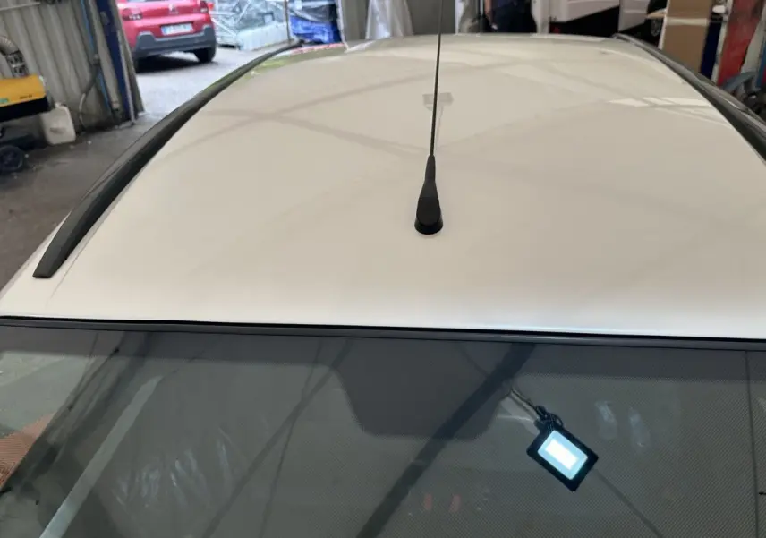 Vue plongeante sur le toit blanc d'une Aixam Ambition 0.5 Crossover Premium 2026 avec antenne centrale.