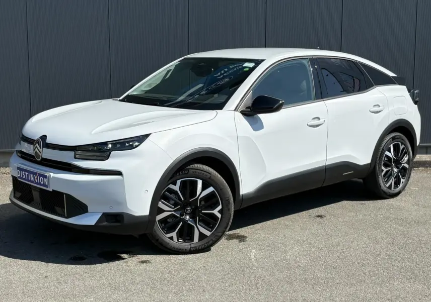 Citroën C4 Hybrid blanc Okénite vue 3/4 avant, avec jantes alliage 18'' diamantées et détails noirs contrastants.