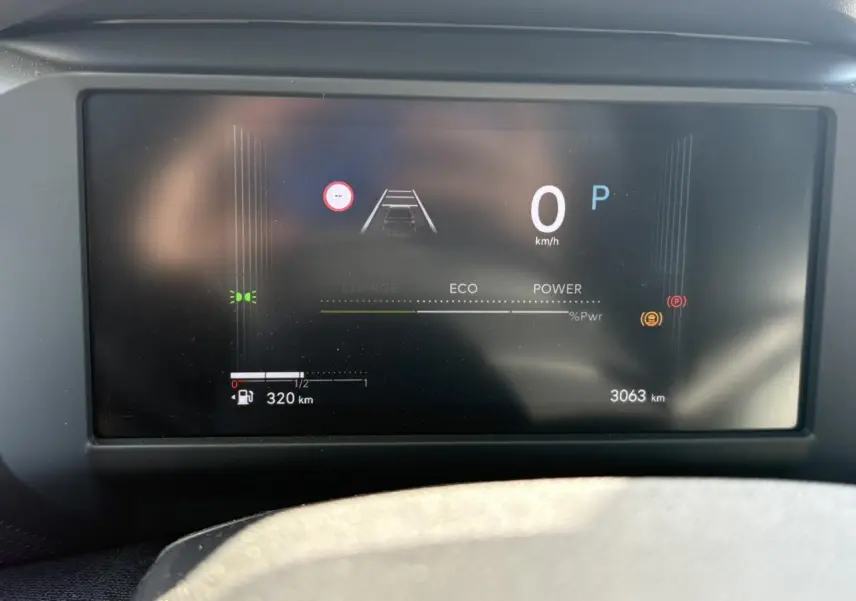 Affichage numérique du tableau de bord de la Citroën C4 Hybrid 145 en mode stationnement, avec autonomie et alertes visibles