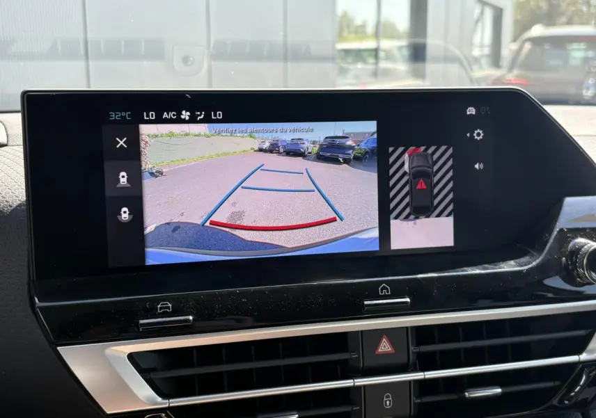 Vue rapprochée de l’écran tactile central affichant la caméra de recul du Citroën C4 blanc Okénite.