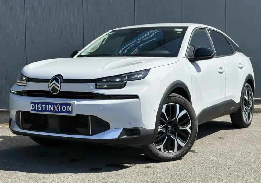 Vue 3/4 avant d'une Citroën C4 Hybrid 145 blanche Okénite avec jantes alliage 18'' diamantées et calandre noire.