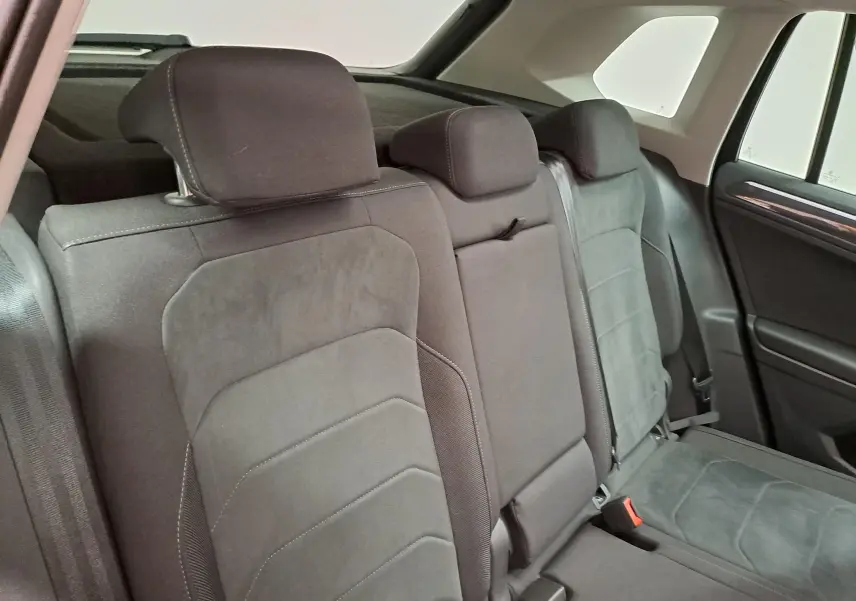 Vue intérieure des sièges arrière en tissu gris foncé du Volkswagen Tiguan 2022, côté droit avec appuie-têtes visibles.