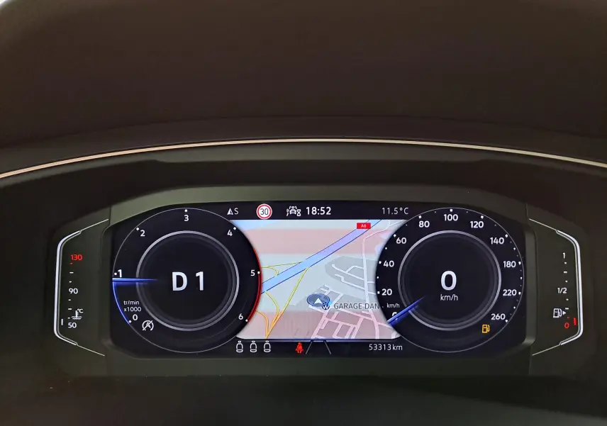 Tableau de bord numérique du Volkswagen Tiguan 2022, affichant la navigation, vitesse à 0 km/h et régime moteur en mode D1.