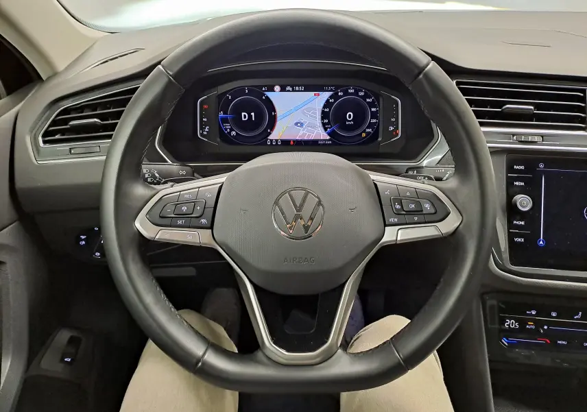 Vue intérieure centrée sur le volant multifonction noir et le tableau de bord numérique du Volkswagen Tiguan 2022.